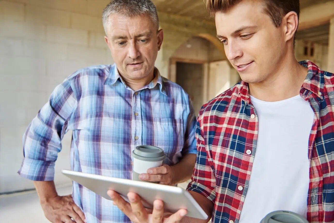 Arbeiter unterhalten sich kurz bei einer Tasse Kaffee.